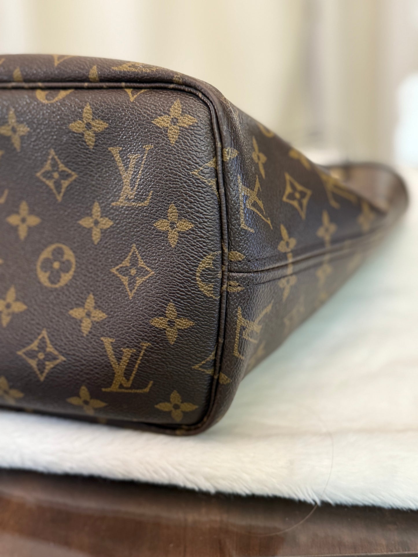 Louis Vuitton Neverfull MM World Tour Cerise