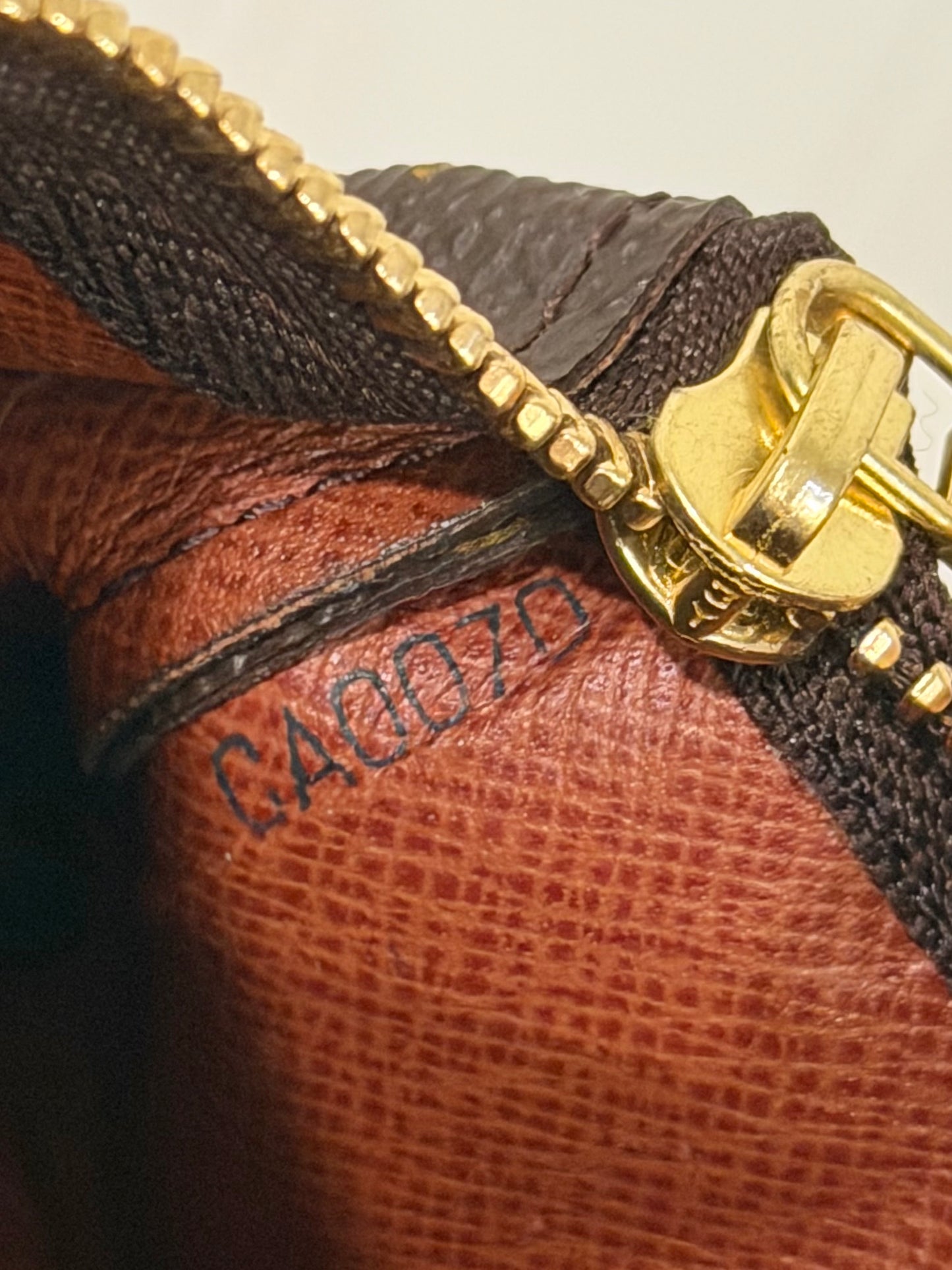Louis Vuitton Key Pouch/Cles Mono