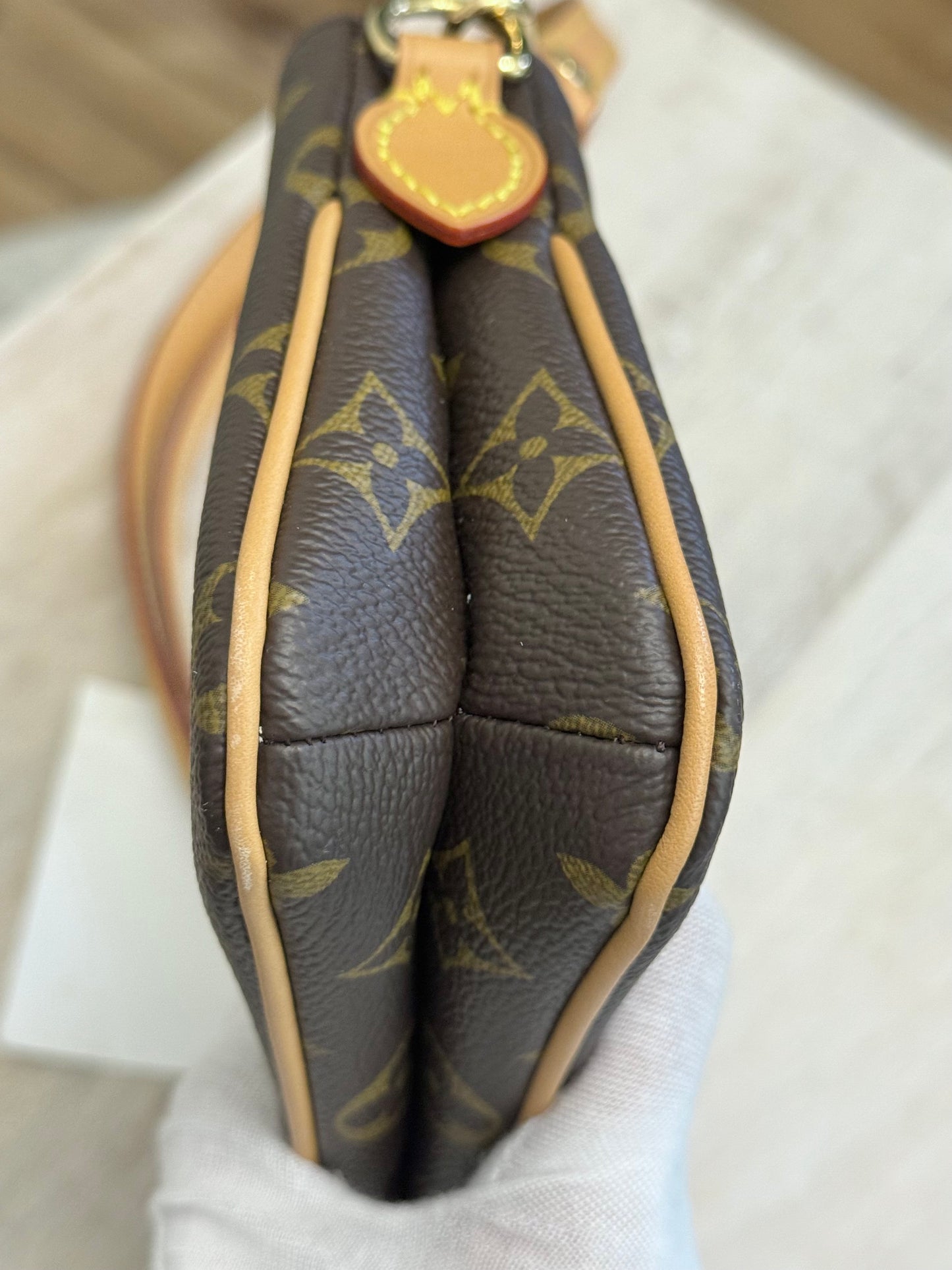 Louis Vuitton Pochette Liv Mono
