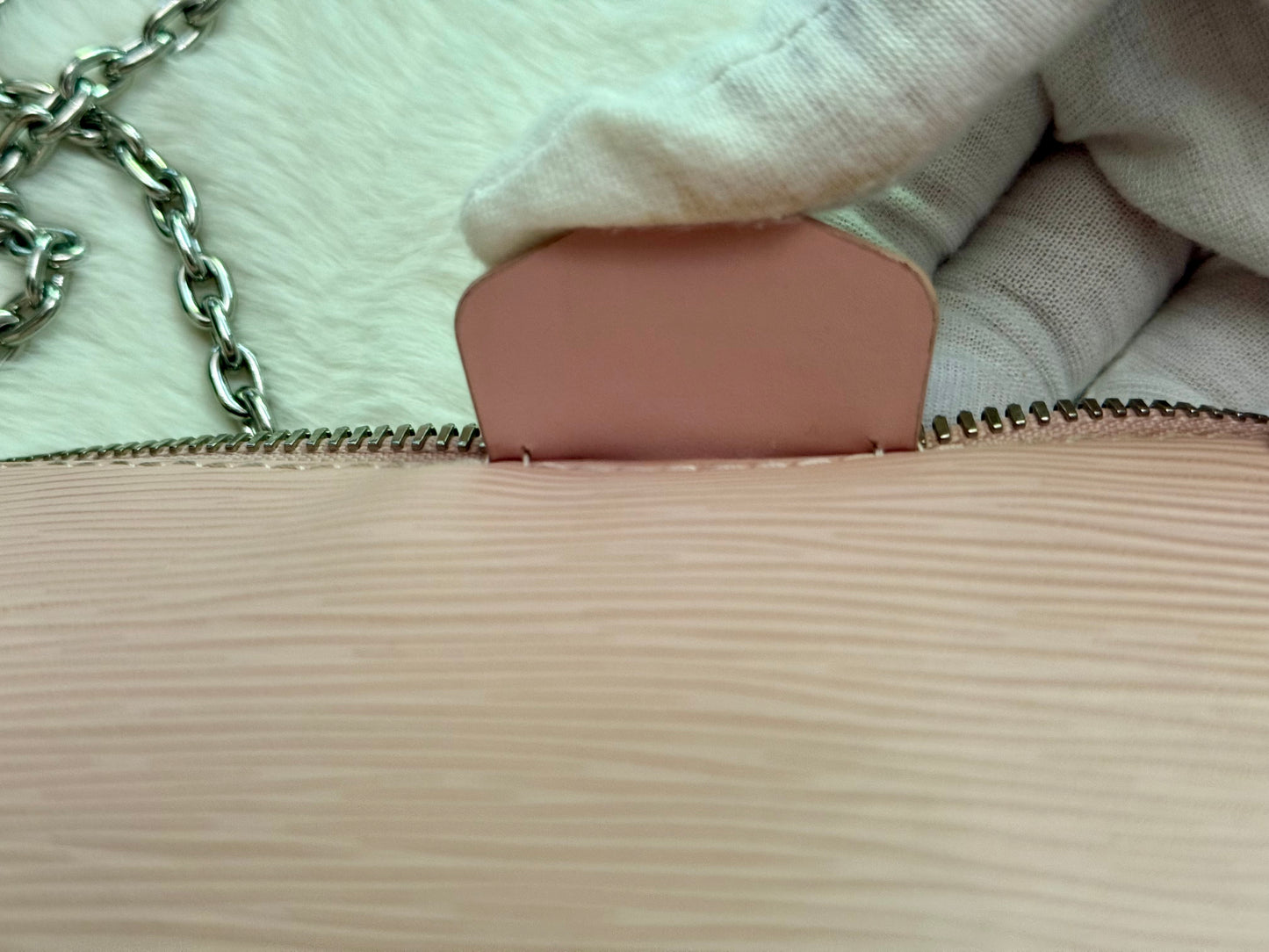 Louis Vuitton Easy Pouch on Strap Epi Rose Ballerine