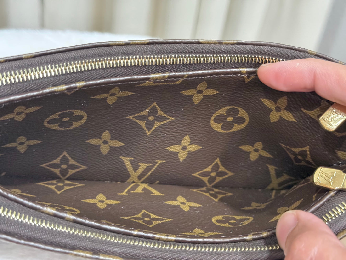 Louis Vuitton Pochette Liv Mono