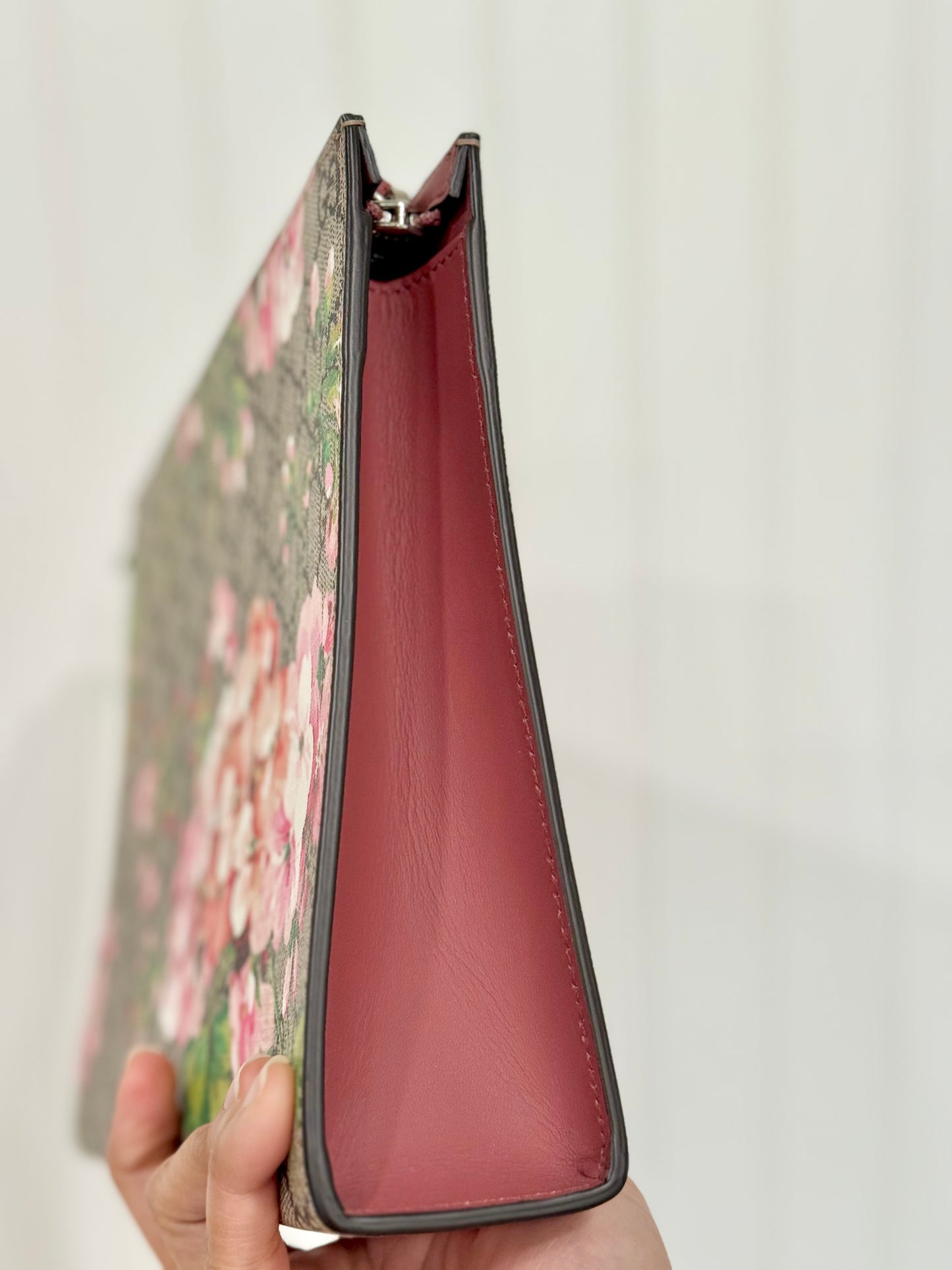 Gucci GG Supreme Ebony/Beige Blooms Clutch