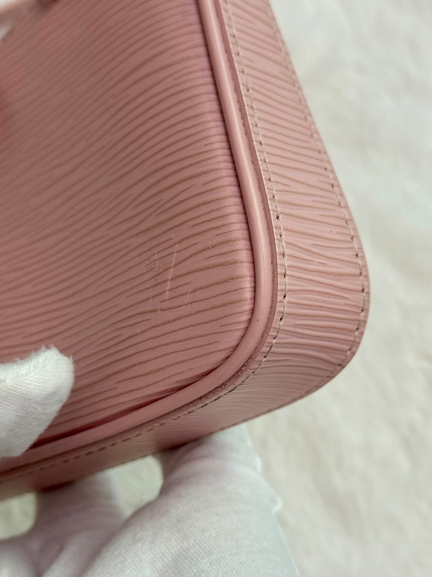 Louis Vuitton Easy Pouch on Strap Epi Rose Ballerine