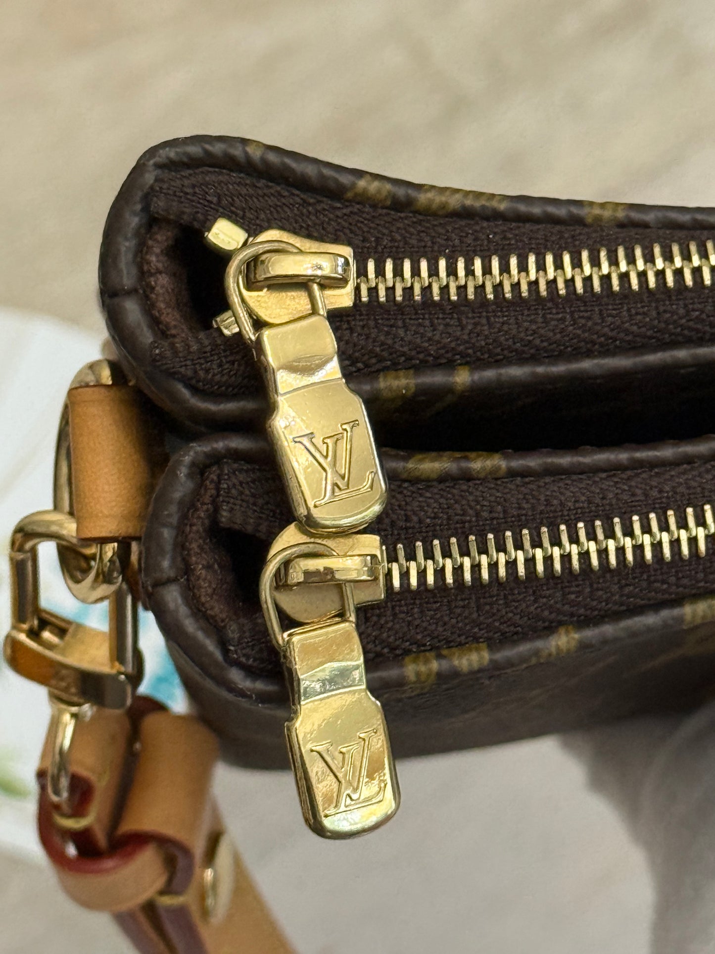 Louis Vuitton Pochette Liv Mono