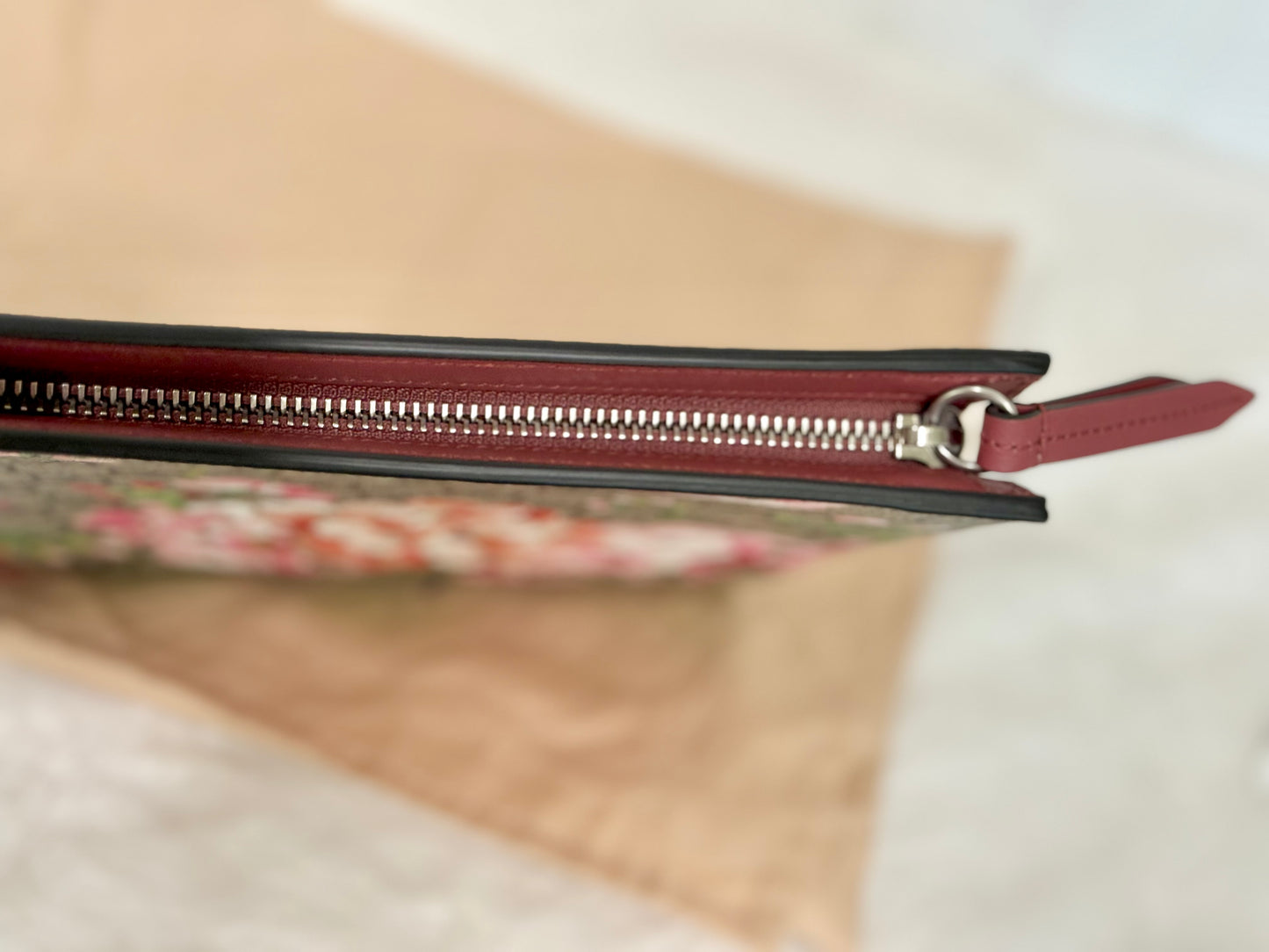 Gucci GG Supreme Ebony/Beige Blooms Clutch