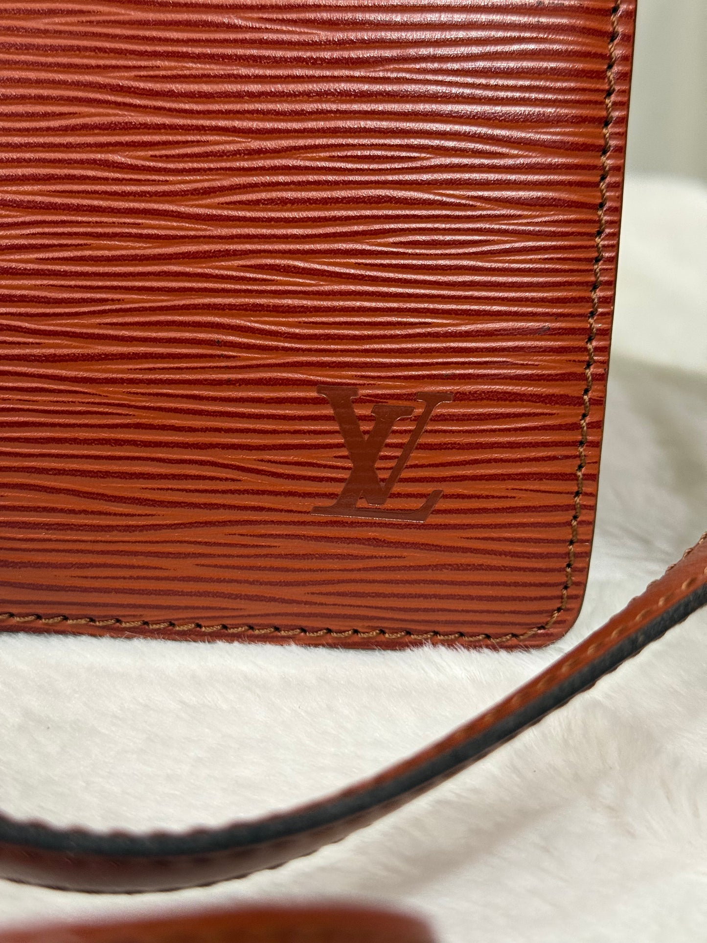 Louis Vuitton Capucines Epi Cognac/Fawn Crossbody