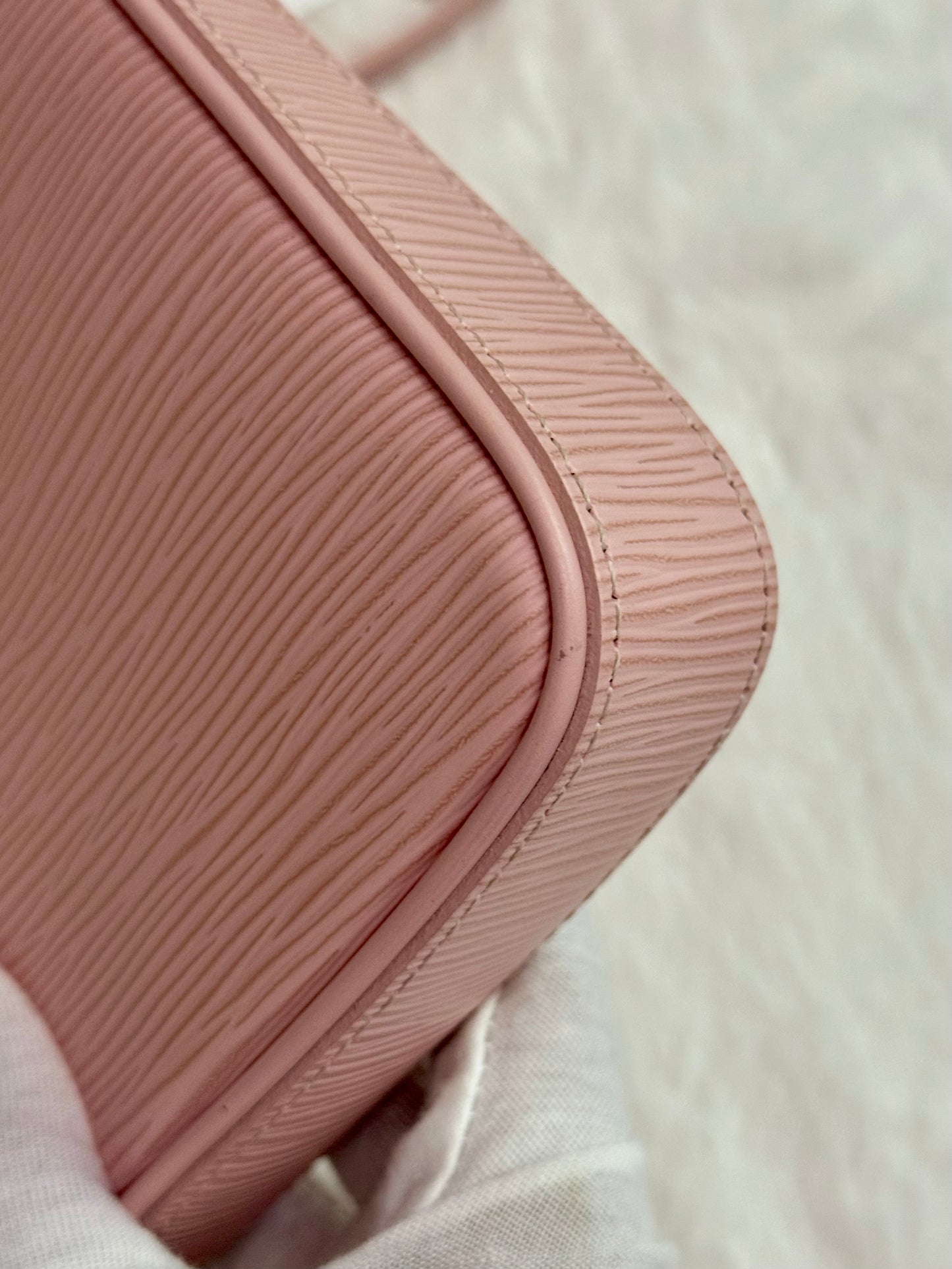 Louis Vuitton Easy Pouch on Strap Epi Rose Ballerine