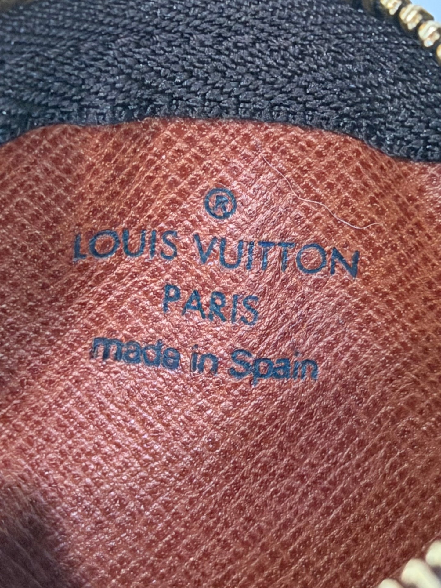 Louis Vuitton Key Pouch/Cles Mono