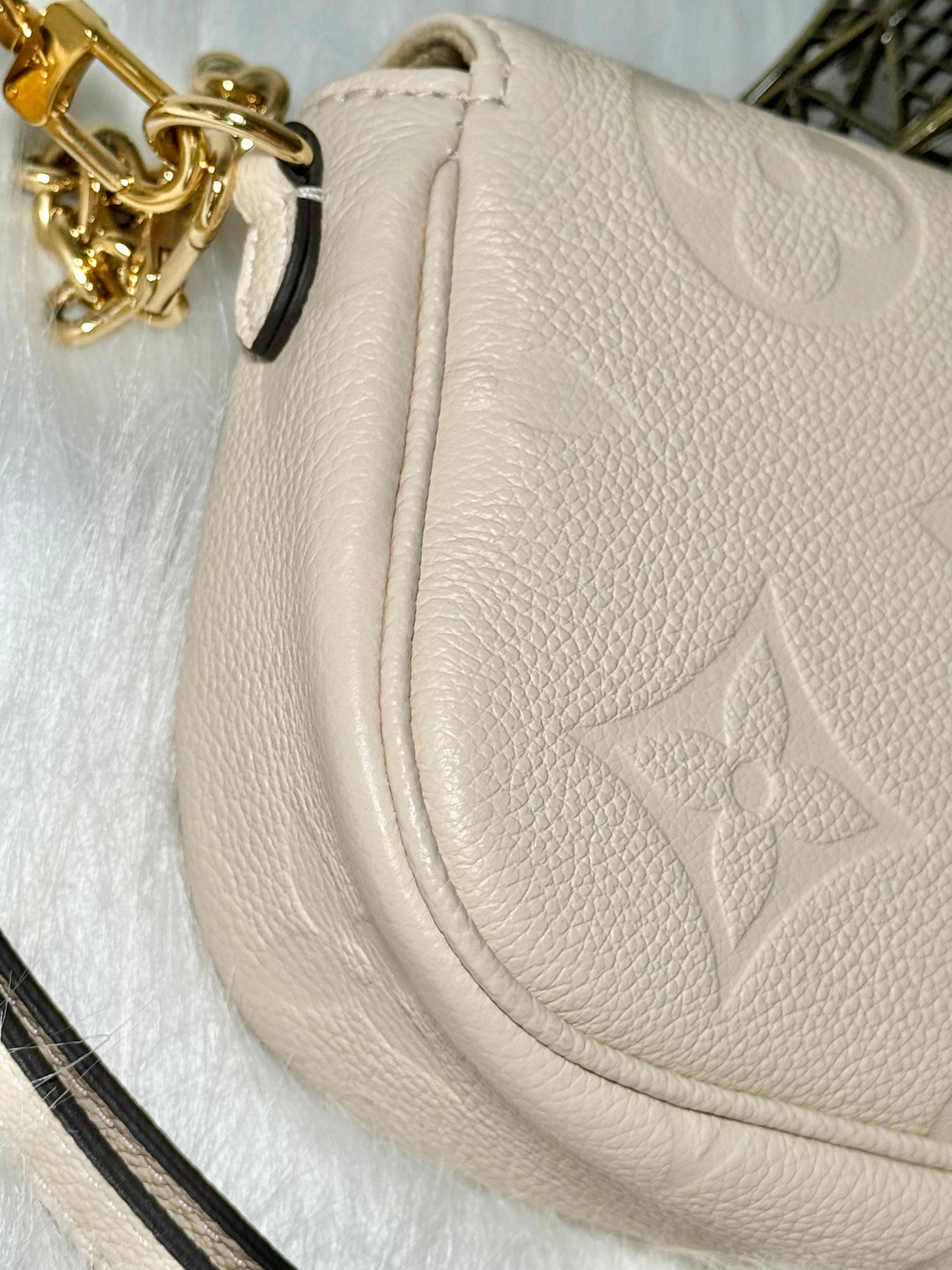 Louis Vuitton Ivy Wallet on Chain Cream Empreinte