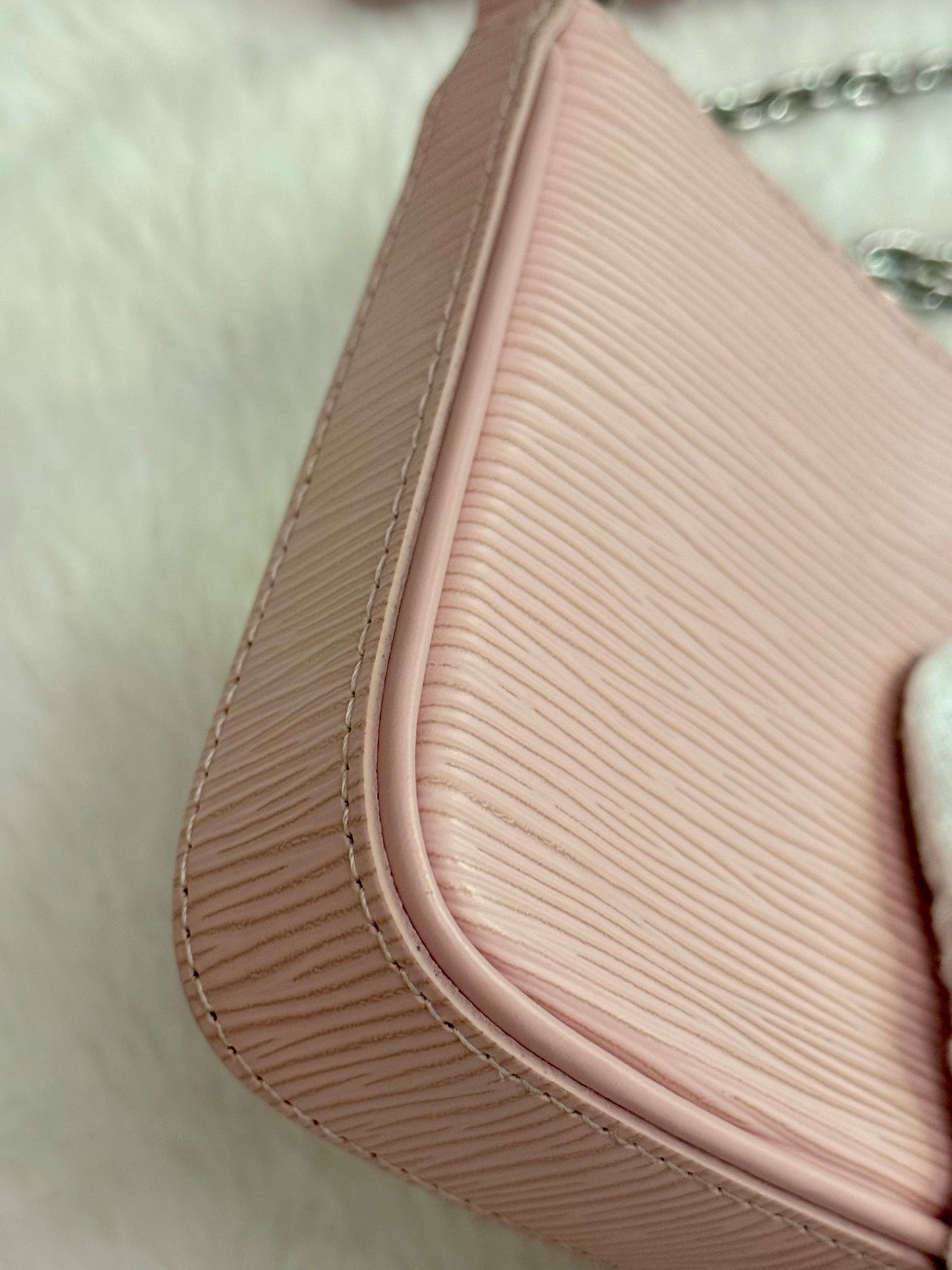 Louis Vuitton Easy Pouch on Strap Epi Rose Ballerine
