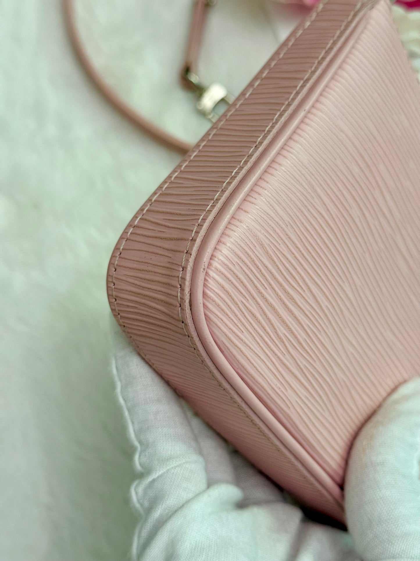 Louis Vuitton Easy Pouch on Strap Epi Rose Ballerine