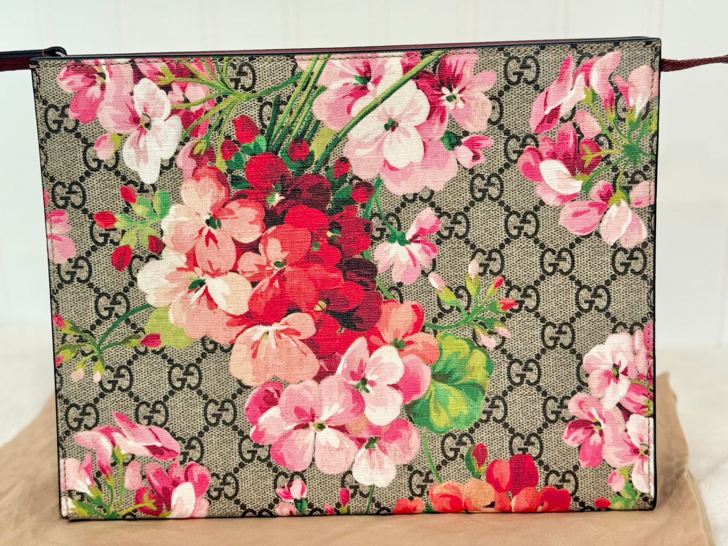 Gucci GG Supreme Ebony/Beige Blooms Clutch