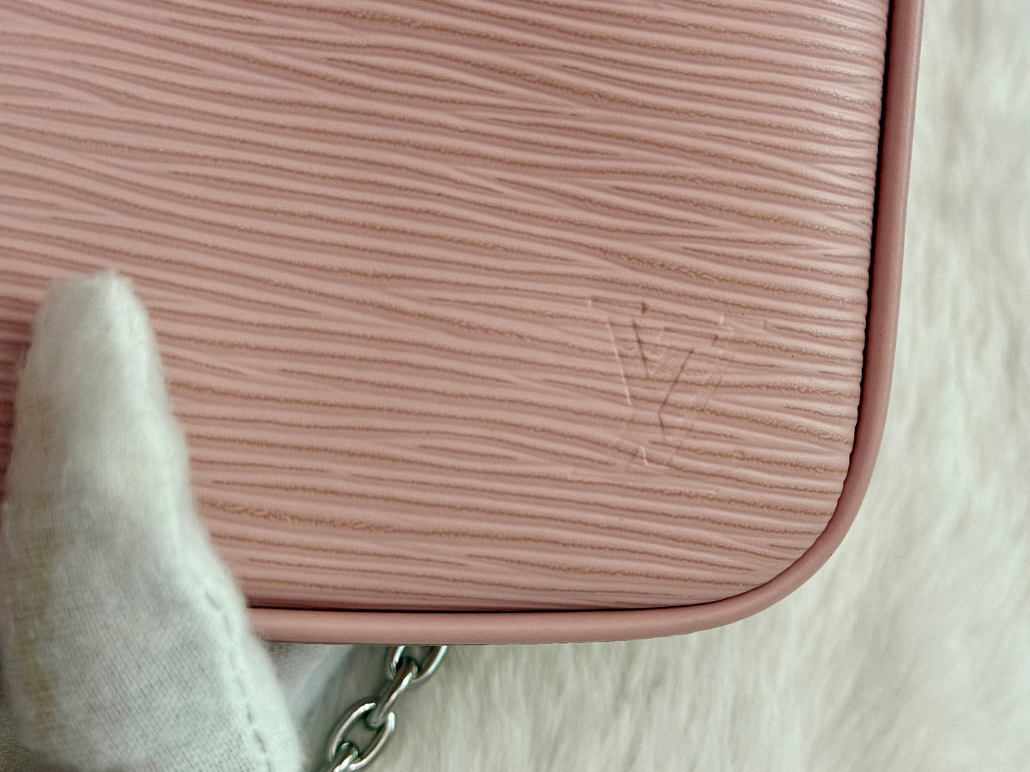Louis Vuitton Easy Pouch on Strap Epi Rose Ballerine
