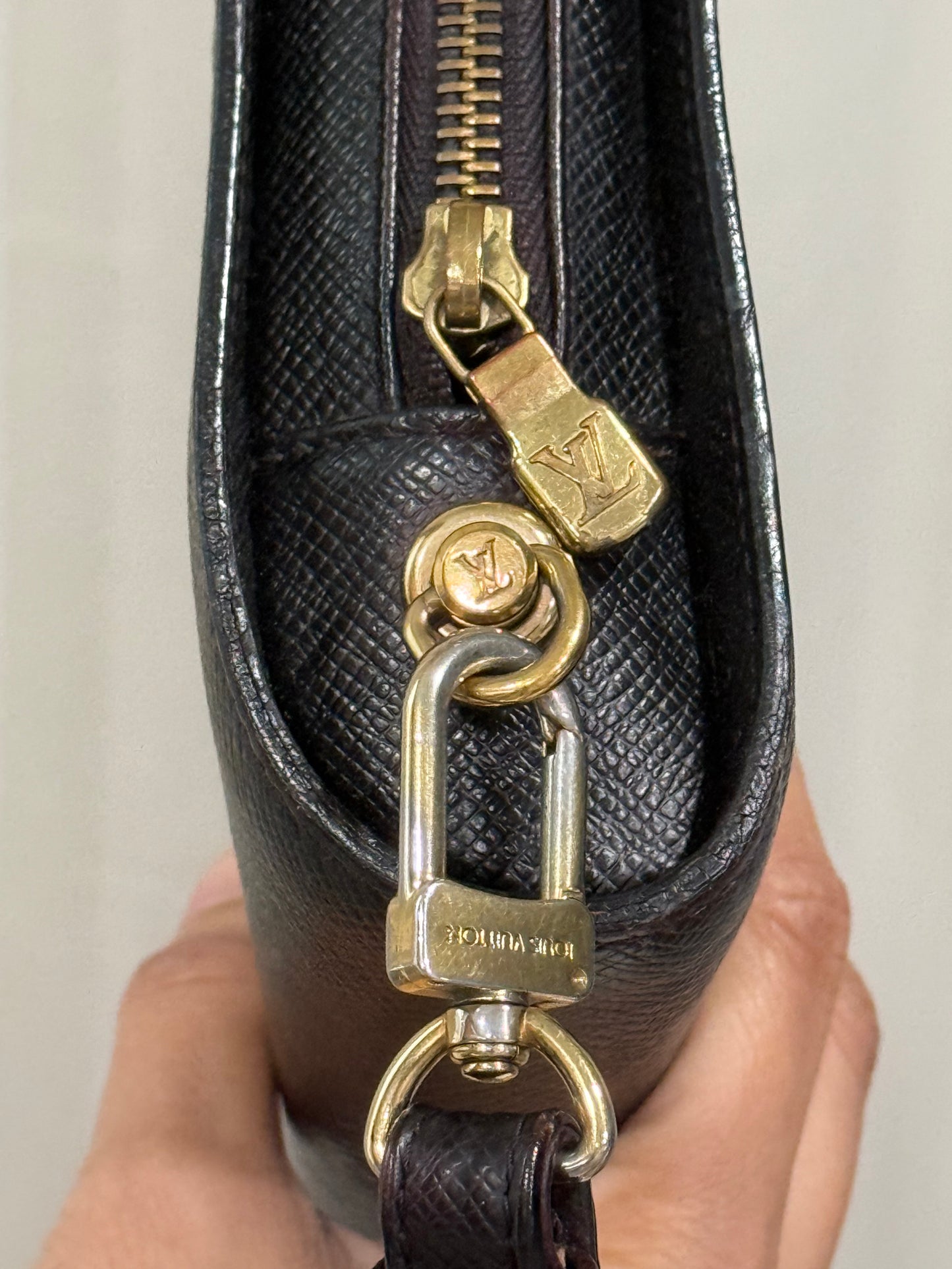 Louis Vuitton Taiga Baikal Clutch Noir/Black